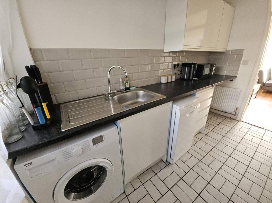 Steps From Kings Cross Station! Appartamento Londra